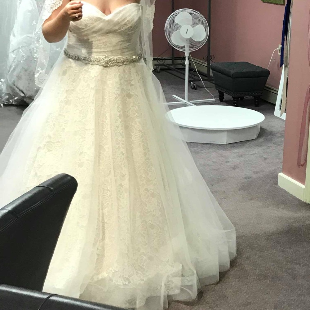New wedding dress - Picture 3 of 4